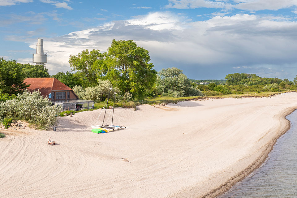 Das BeachHouse steht am weitläufigen Sandstrand direkt an der Ostsee.